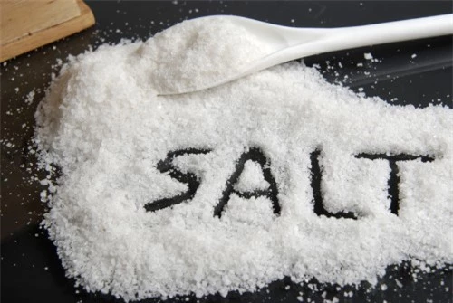 Người mắc bệnh sỏi thận nên cắt giảm lượng muối ăn hàng ngày