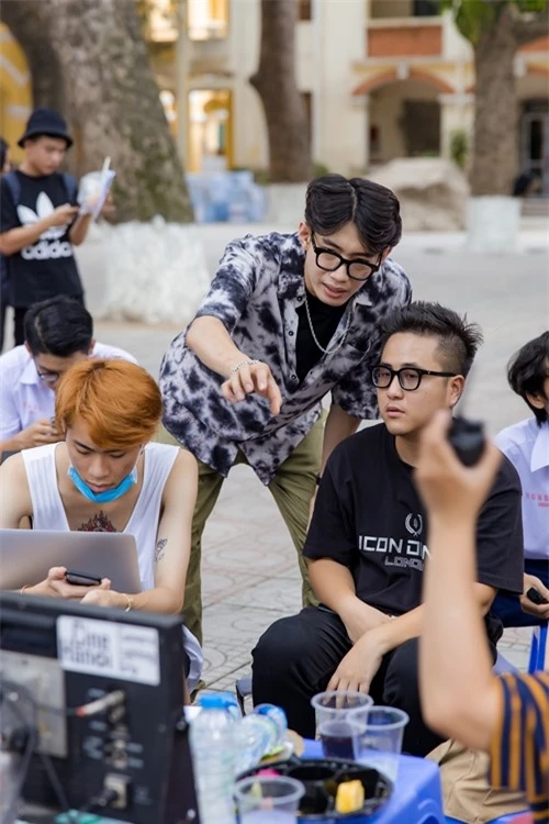 Quang Đăng trao đổi với đạo diễn Nhu Đặng (áo đen) trong lúc quay cảnh vũ đạo của MV.