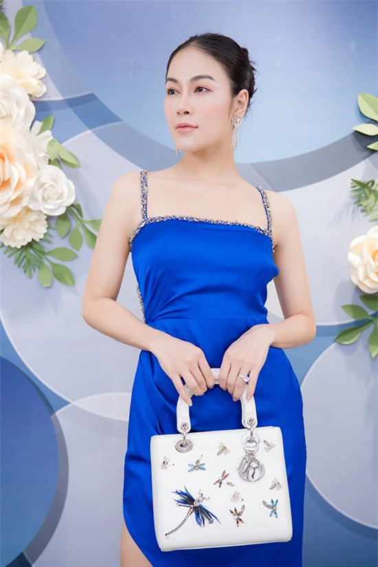 Ca sĩ, Hoa hậu Áo dài 2019 Tuyết Nga xách túi Dior Lady trị giá hơn trăm triệu đồng, mặc đầm cắt xẻ khoe vẻ gợi cảm.