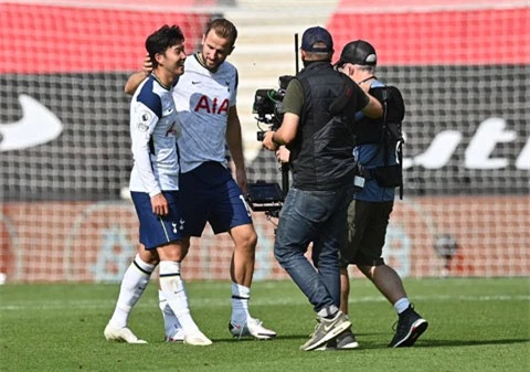 Son Heung-min (trái) không thể đối đầu Chelsea vì chấn thương