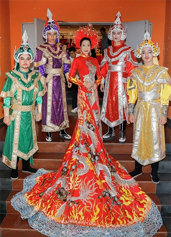 Người đẹp diện áo dài lộng lẫy thực hiện các nghi thức trong lễ giỗ Tổ. Trịnh Kim Chi luôn chăm chút, chuẩn bị mọi thứ kỹ lưỡng từ sân khấu, âm thanh ánh sáng tới trang phục cho tất cả các thành viên tham gia tổ chức buổi lễ.