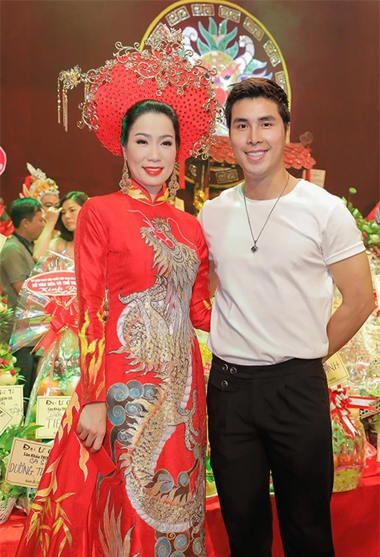 Trịnh Kim Chi rạng rỡ chụp ảnh cùng đàn em - diễn viên Hoàng Phi Kha.
