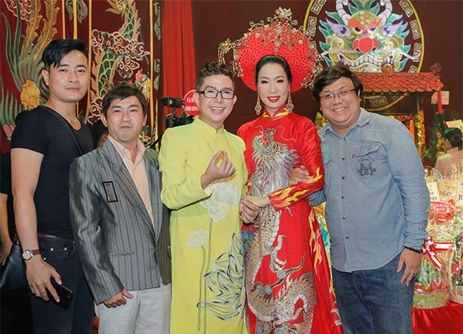 Ca sĩ Long Nhật (áo dài vàng), diễn viên Gia Bảo (ngoài cùng bên phải) và nhiều nghệ sĩ tề tựu ở sân khấu Trịnh Kim Chi.