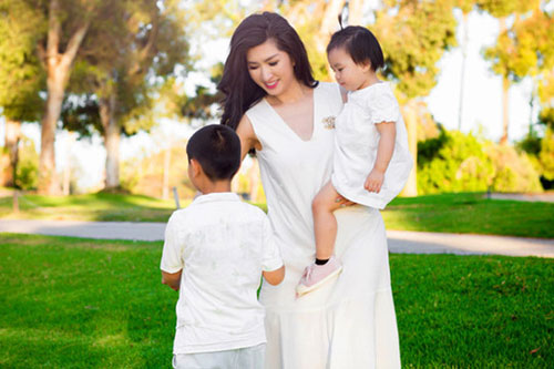 Nguyễn Hồng Nhung để con trai cho chồng cũ chăm sóc