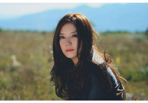 Triệu Vy một mình đi bar giữa tin đồn yêu trai trẻ