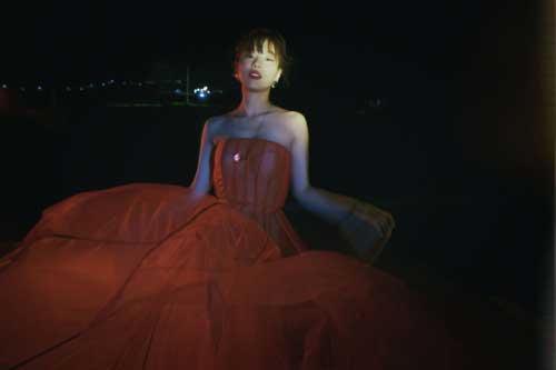 Hết thời làm "ngọc nữ" ngoan hiền, Hoàng Yến Chibi bỗng đổi gu sang váy quây xuyên thấu