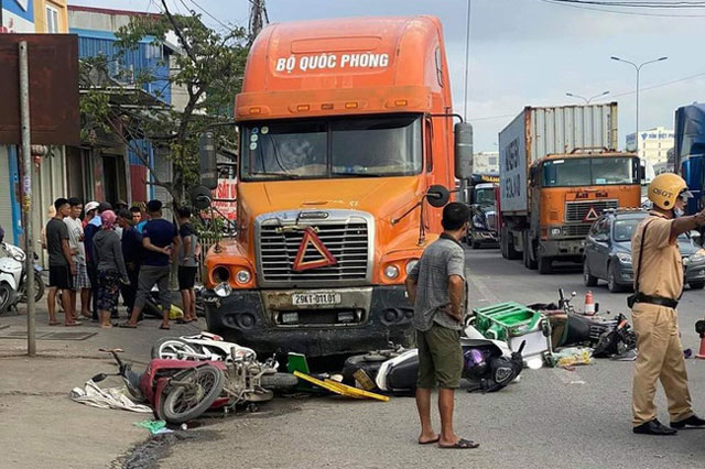 Xe container húc văng 7 xe máy đang chờ đèn đỏ, 6 người bị thương