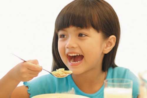 5 sai lầm khi cho bé ăn sáng khiến mất sạch dưỡng chất, rước thêm bệnh