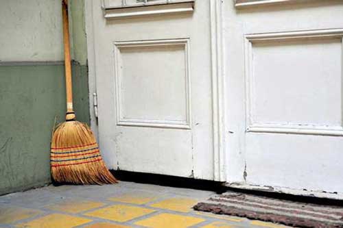 Chổi quét nhà đừng bạ đâu đặt đó kẻo tán lộc, vợ chồng quanh năm cãi vã
