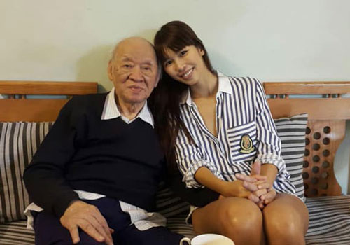Mất ông, siêu mẫu Hà Anh bùi ngùi nhận ra nhiều điều