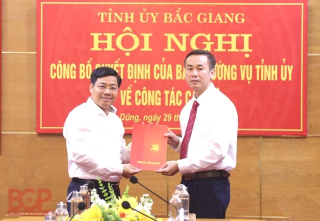 Đồng chí Dương Văn Thái trao quyết định, tặng hoa chúc mừng tân Bí thư Huyện ủy Yên Dũng Thạch Văn Chung.