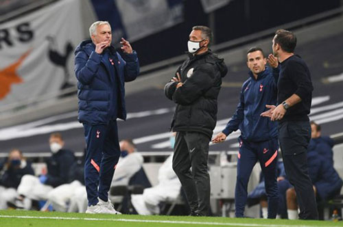 Mourinho và Lampard cãi nhau tay đôi ngoài đường biên