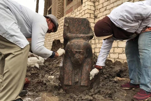 Bộ Cổ vật Ai Cập ngày 11/12 thông báo các nhà khảo cổ mới đây đã phát hiện và tiến hành khai quật một bức tượng bán thân quý hiếm của vị Vua cổ đại nổi tiếng Ramses II gần thành phố Giza, phía Nam thủ đô Cairo. Ảnh: AFP