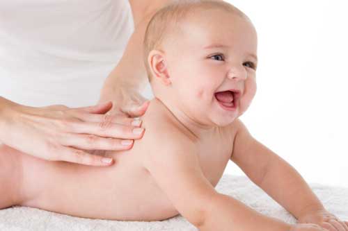 Đây chính là lý do bố mẹ cần thường xuyên massage cho con nhỏ