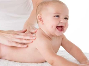 Đây chính là lý do bố mẹ cần thường xuyên massage cho con nhỏ