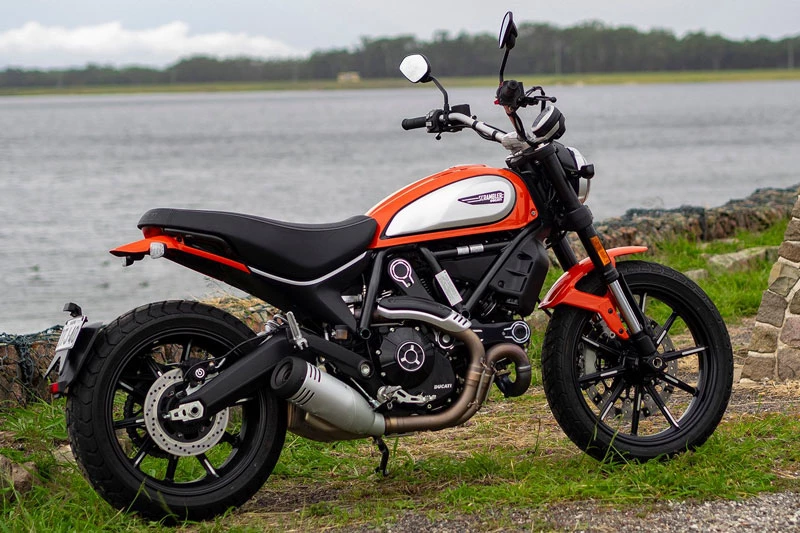 9. Ducati Scrambler Icon (giá khởi điểm: 9.300 USD, vận tốc tối đa: 193 km/h).