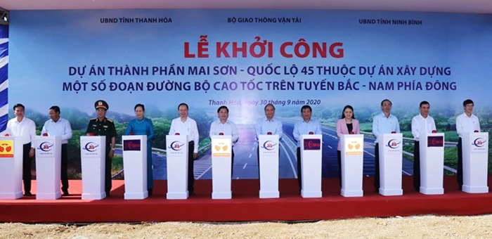 Thủ tướng Nguyễn Xuân Phúc và các đại biểu ấn nút khởi công dự án thành phần Mai Sơn - Quốc lộ 45.