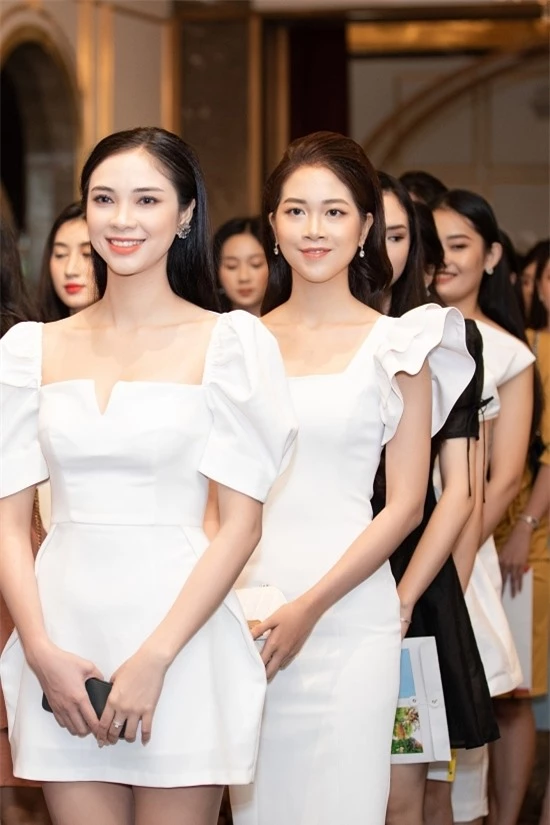 Vũ Quỳnh Trang (hàng hai) cũng là cái tên sáng giá của miền Bắc. Cô 23 tuổi, có kinh nghiệm thi nhan sắc với vị trí top 10 Hoa hậu Hoàn vũ Việt Nam 2019, giải phụ Người đẹp Bản lĩnh.