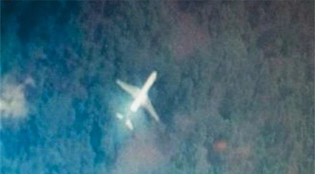 Hình ảnh chiếc máy bay còn nguyên vẹn và bên trong tách cà phê vẫn nóng hổi sau 48 năm mất tích bí ẩn.
