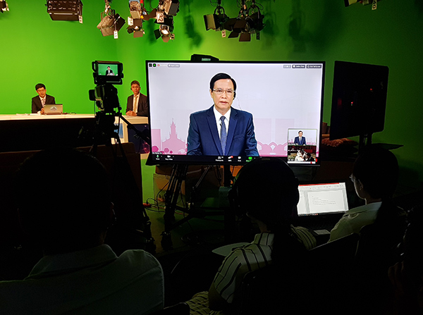 Phó Chủ tịch UBND TP Đà Nẵng Trần Văn Miền phát biểu từ đầu cầu Đà Nẵng