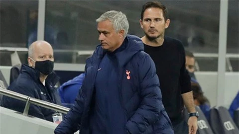 Mourinho và Lampard cãi nhau tay đôi ngoài đường biên