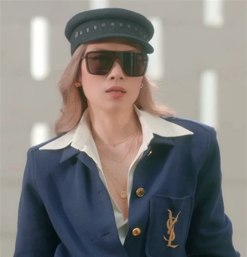 Áo khoác của Yves Saint Laurent có giá 41,5 triệu được Mỹ Tâm mix cùng sơ mi trắng. Phụ kiện đi kèm mắt kính giá 10 triệu và mũ beret sang chảnh của Hermes.