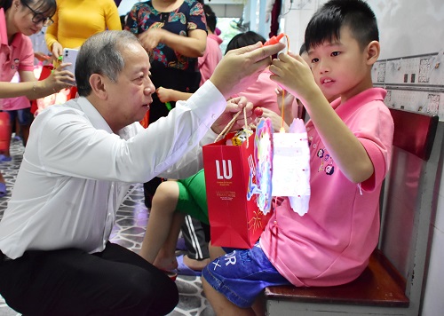 Chủ tịch tỉnh Thừa Thiên Huế vui Tết Trung Thu cùng trẻ em khuyết tật