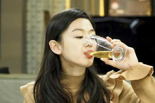 Mỗi tối uống cốc nước này trước khi ngủ trẻ ra 10 tuổi, da chẳng có nếp nhăn, luôn khoẻ mạnh như đôi mươi