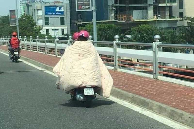 'Cười không nhặt được mồm' với thời trang xuống phố của hội chị em