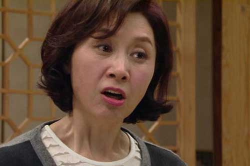 Mẹ chồng thưởng tiền đầu năm học cho các cháu nhưng chỉ con cả của tôi không được nhận, lý do đằng sau đến bố chồng còn chẳng dung thứ nổi