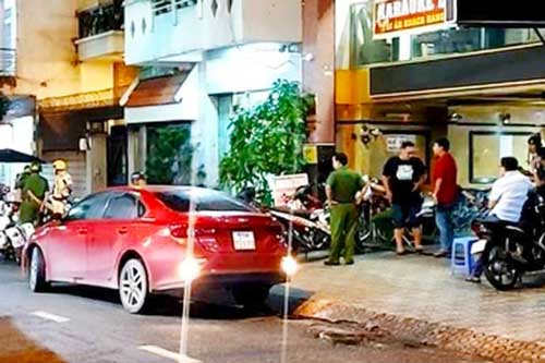 Nhóm đối tượng nổ súng, hỗn chiến trước quán karaoke ở TP.HCM