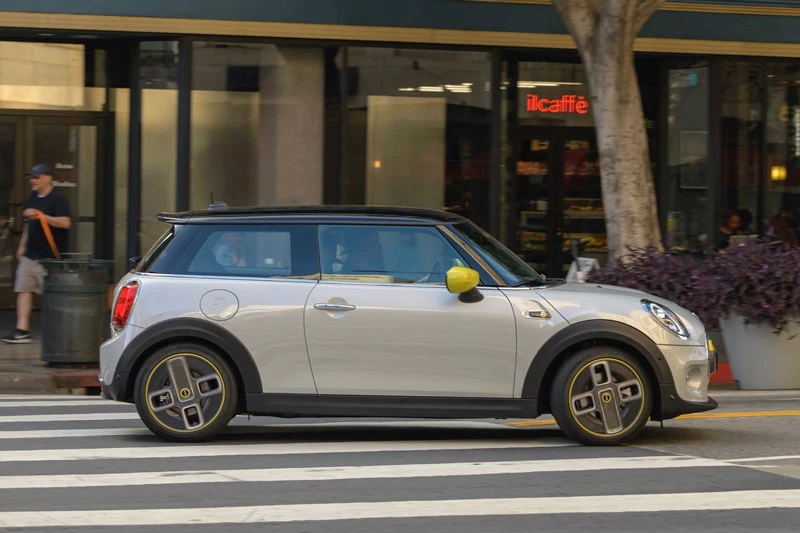 1. Mini Cooper SE Electric Hardtop 2020 (giá khởi điểm: 29.900 USD).