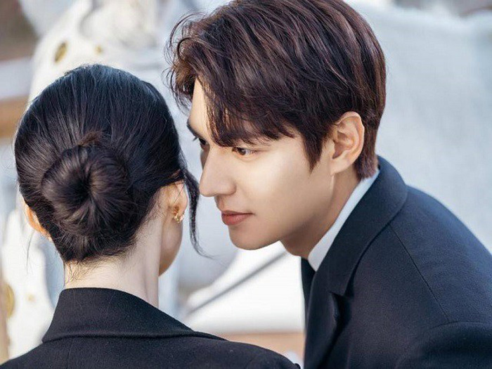 Anh rể rượu say ngủ lại, nửa đêm anh cởi trần gõ cửa nhờ tôi giúp một việc kinh khủng