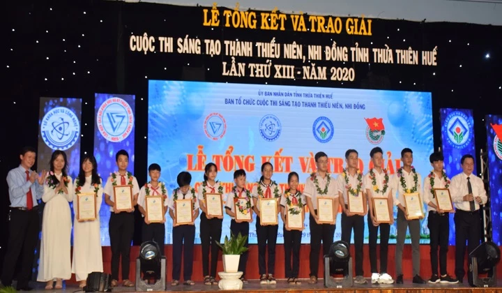 Lãnh đạo tỉnh Thừa Thiên Huế và Ban Tổ chức trao giải thưởng cho các tác giả, nhóm tác giả đạt giải Cuộc thi Sáng tạo Thanh thiếu niên và Nhi đồng của tỉnh lần thứ XIII, năm 2020.