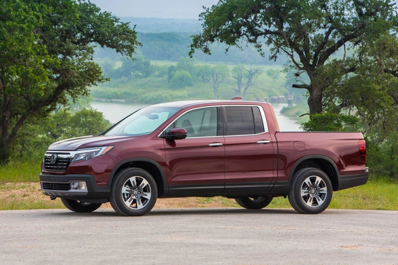 3. Honda Ridgeline 2020 (giá khởi điểm: 33.900 USD, điểm tổng thể: 8,3/10).