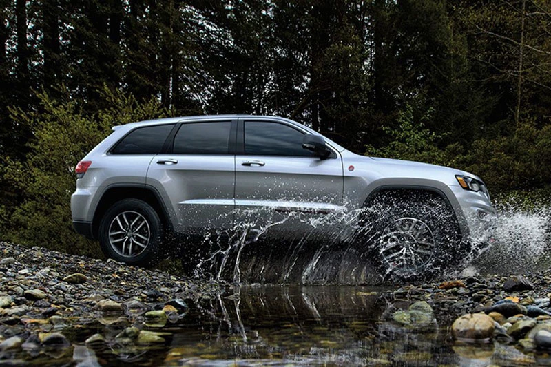 3. Jeep Grand Cherokee 2020 (giá khởi điểm: 32.150 USD).