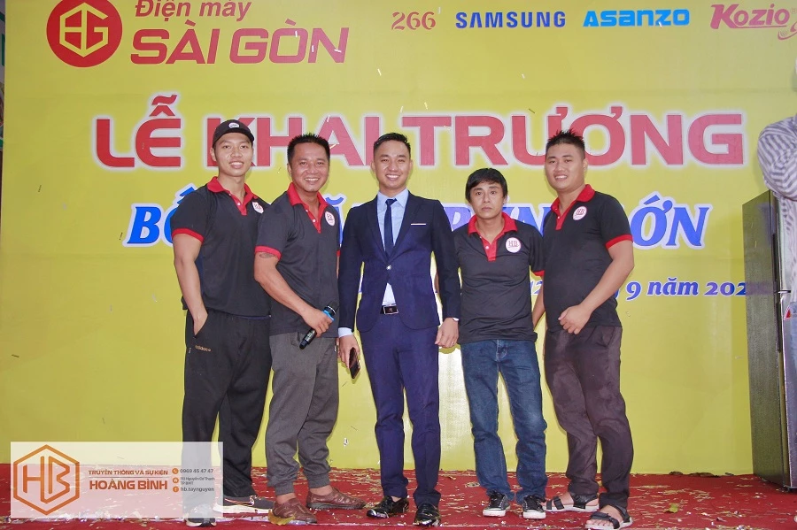 CEO Thân Văn Bình cùng các cộng sự tổ chức sự kiện cho khách hàng.