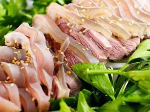 Cách làm thịt dê hấp lá tía tô ngon bổ