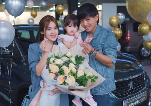 Vợ chồng Văn Anh - Tú Vi mua xe hơi mới