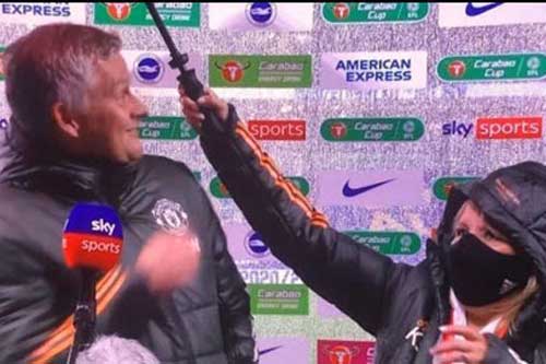 Solskjaer hứng "mưa gạch đá" vì để 1 phụ nữ che ô cho mình