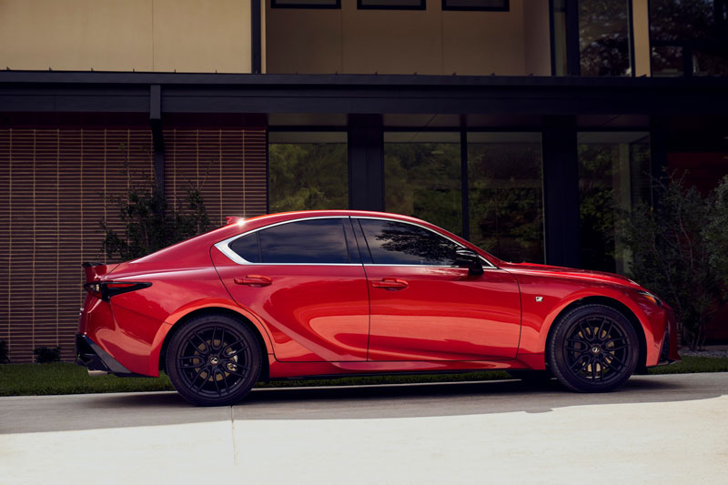 Lexus IS 2021 chốt giá gần 930 triệu đồng