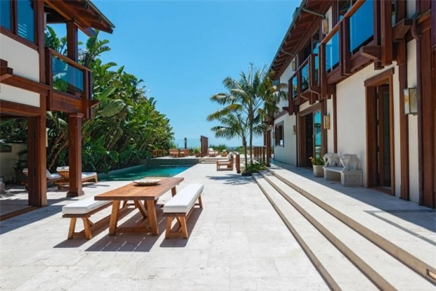 Ngôi nhà cũng có thiết kế khác hẳn những bất động sản khác trong khu vực. Pierce Brosnan vốn phải lòng kiến trúc Đông Nam Á từ khi đóng phim Điệp viên 007 ở Thái Lan nên ông đã thuê các kiến trúc sư tạo dựng ngôi nhà độc đáo này.