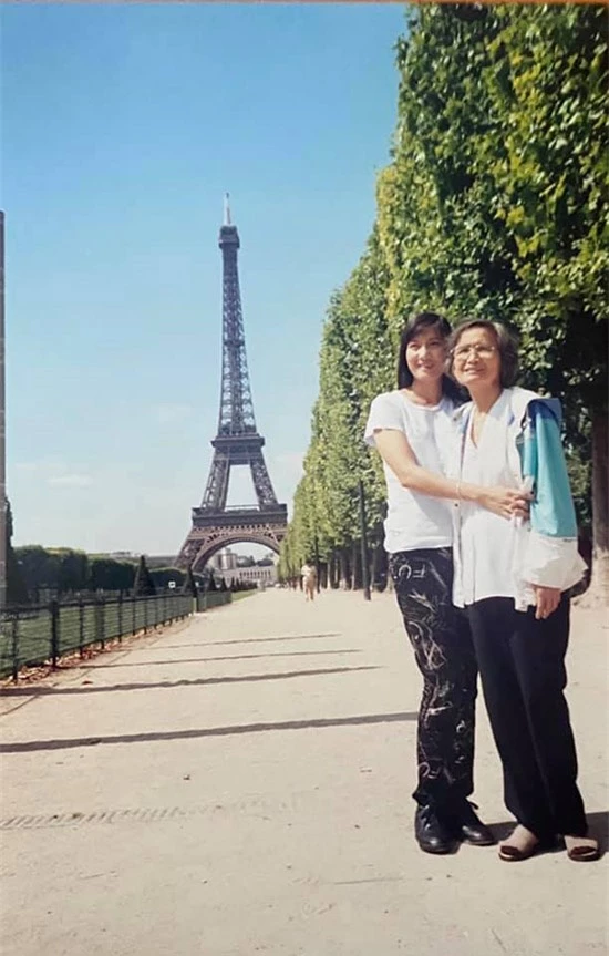 Mẹ con Hiền Mai chụp ảnh với công trình tháp Eiffel nổi tiếng ở Pháp, năm 2001.