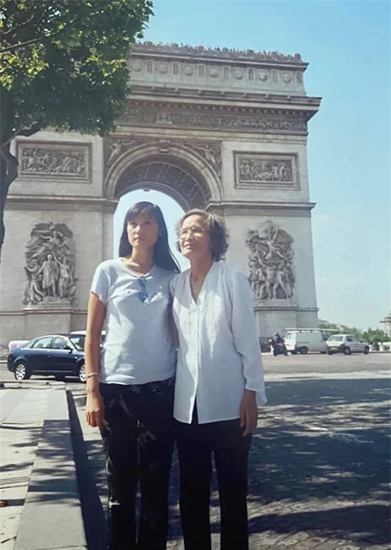 Nữ diễn viên và đấng sinh thành đã đến thăm di tích Khải Hoàn Môn ở thủ đô Paris.