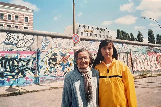 Hiền Mai và mẹ đã tận mắt chiêm ngưỡng Bức tường Berlin ở Đức.