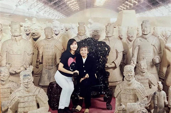 Hai mẹ con nữ diễn viên khám phá lăng mộ vua Tần Thuỷ Hoàng ở Trung Quốc, nơi chứa hàng nghìn bức tượng binh lính làm bằng đất sét.