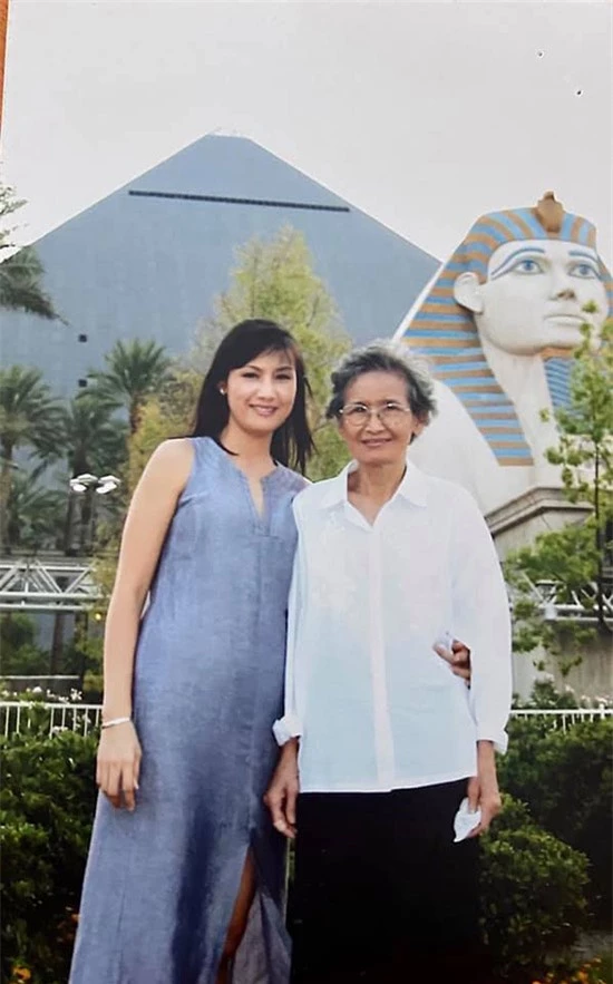Hiền Mai rạng rỡ bên mẹ trong chuyến đi Ai Cập gần 20 năm trước.