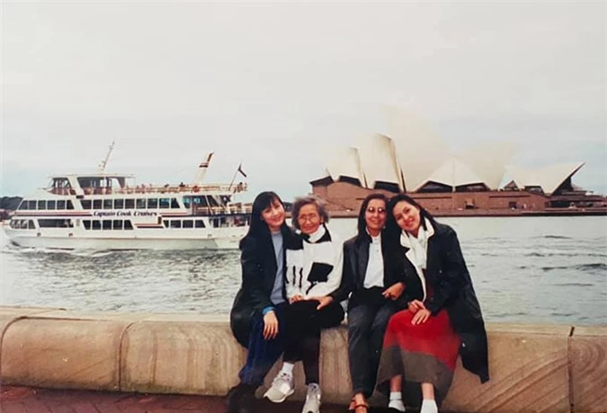 Người đẹp chụp ảnh cùng mẹ và hai người thân ở Sydney, Australia.