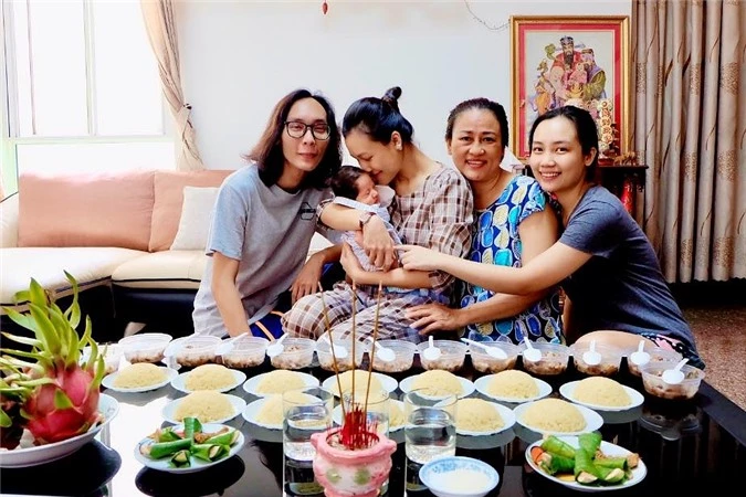 Hoàng Oanh hạnh phúc bế Max bên cạnh mẹ và hai em.