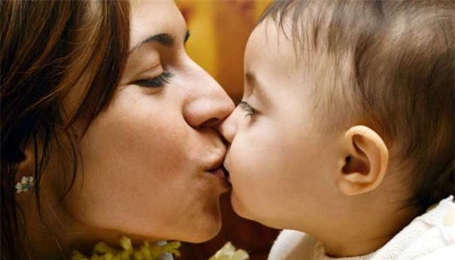 Bệnh lây truyền qua đường hô hấp: Hôn môi hay mớm cơm cho trẻ cũng có thể làm nhiễm bệnh - Ảnh 1.